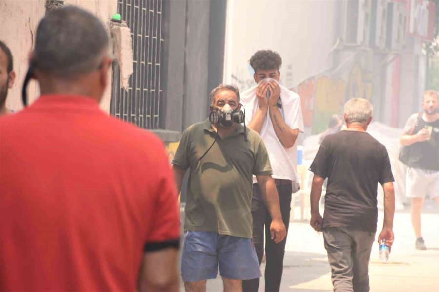 Koruma Altındaki Tarihi Bina Alev Alev Yandı, İtfaiye Ekipleri Ölümden Döndü