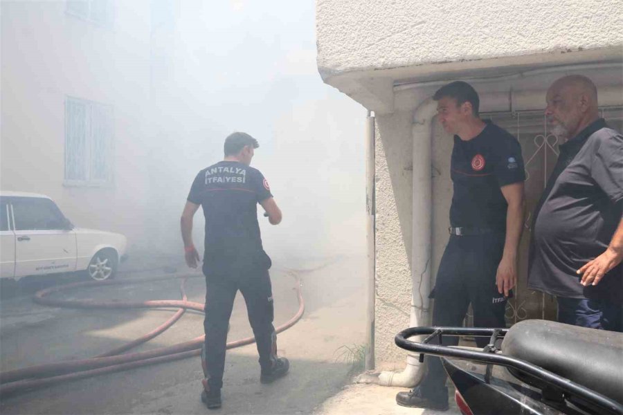 Koruma Altındaki Tarihi Bina Alev Alev Yandı, İtfaiye Ekipleri Ölümden Döndü