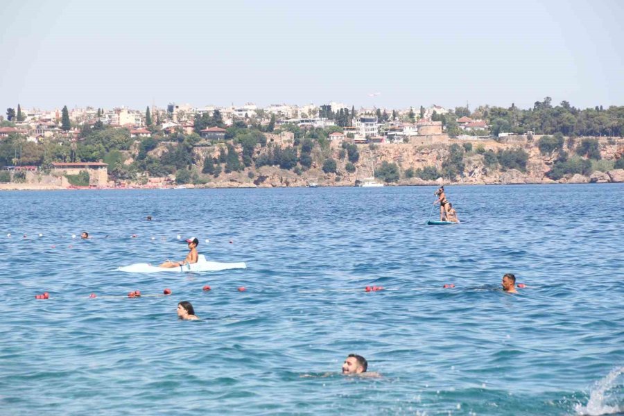 Termometreler 44 Dereceyi Gösterdi, Sıcaktan Bunalan Kendini Akdeniz’e Attı