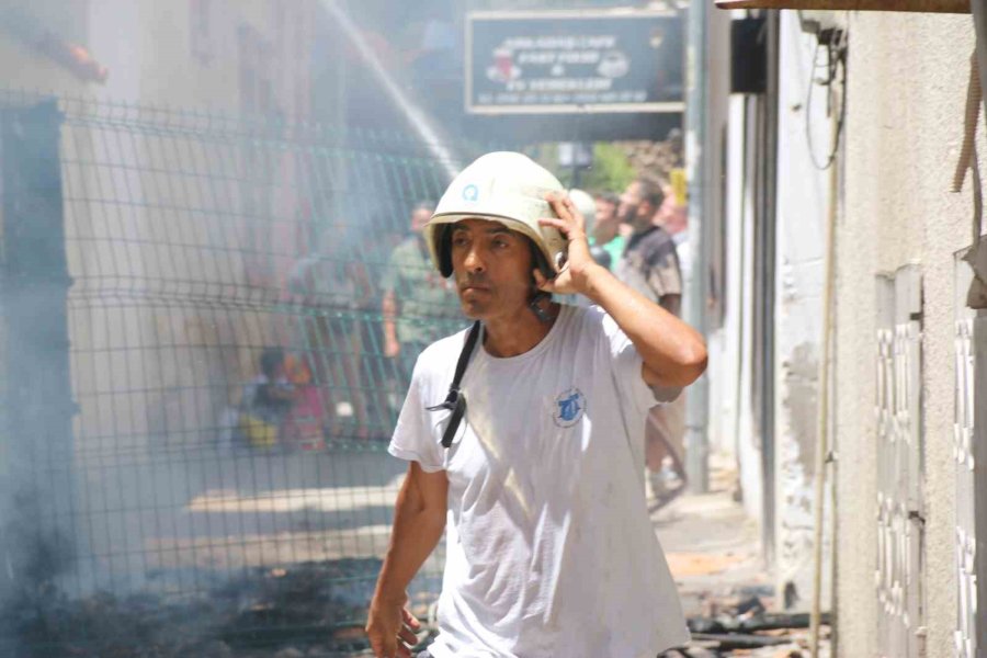 İtfaiye Erlerinin Söndürürken Ölümden Döndüğü Metruk Bina Yangını Muhtarı Da İsyan Ettirdi