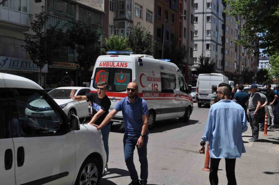 Trafikte Sıkışan Ambulans Güçlükle Ana Caddeye Çıkabildi