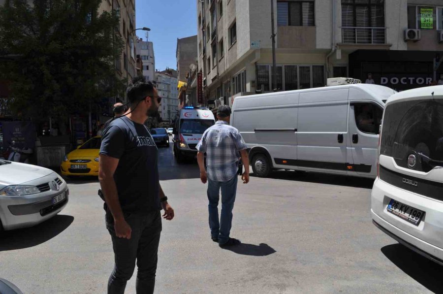 Trafikte Sıkışan Ambulans Güçlükle Ana Caddeye Çıkabildi