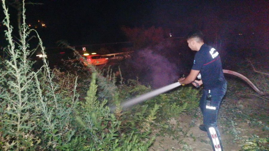 Karayolu Yakınında Çıkan Çalılık Yangını Büyümeden Söndürüldü