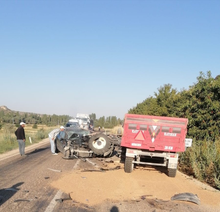 Karşı Şeride Geçen Otomobil Traktöre Çarpıştı, 1 Ölü