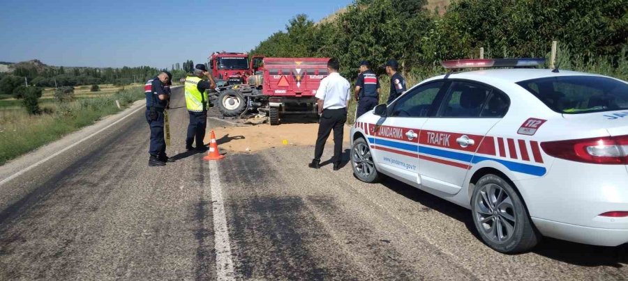 Karşı Şeride Geçen Otomobil Traktöre Çarpıştı, 1 Ölü