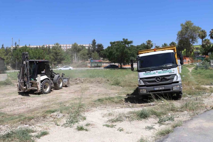 Toroslar’da Boş Arsalar Temizleniyor