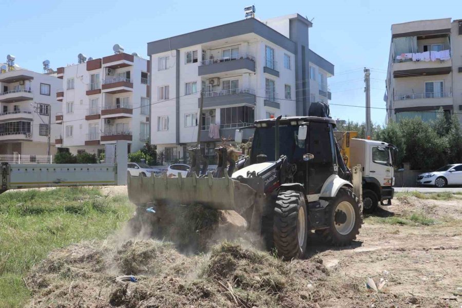 Toroslar’da Boş Arsalar Temizleniyor