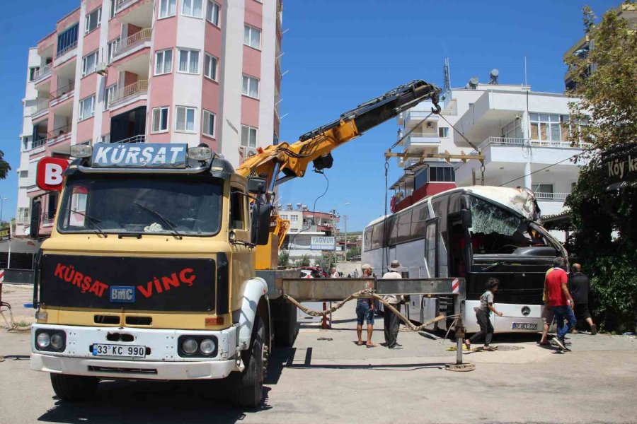 Freni Boşalan Otobüs, Otomobile Çarpıp Markete Girdi