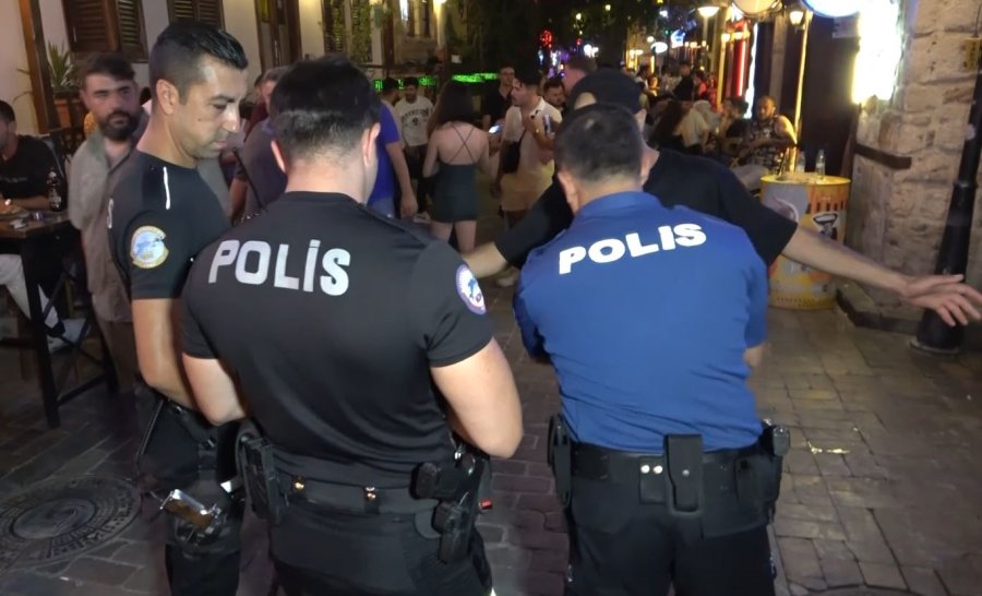 Antalya’da Eğlence Merkezlerine 48 Ekip 102 Polisle ’huzur’ Uygulaması