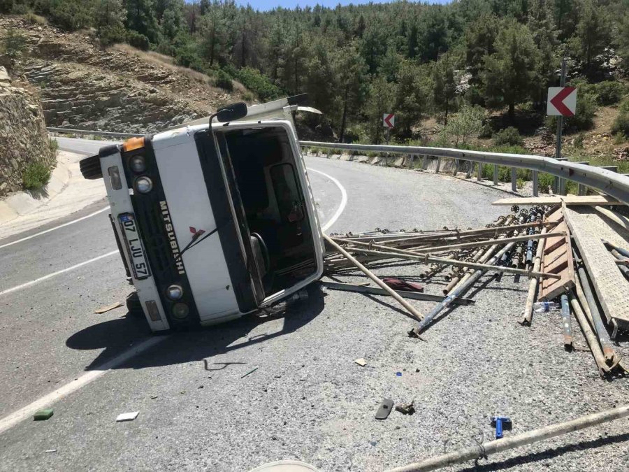 Antalya’da Trafik Kazası: 3 Yaralı