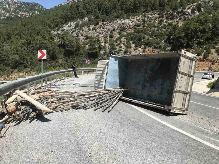 Antalya’da Trafik Kazası: 3 Yaralı