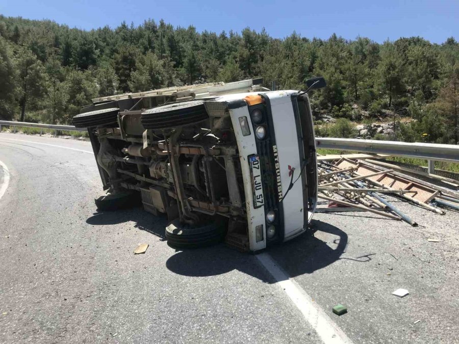 Antalya’da Trafik Kazası: 3 Yaralı