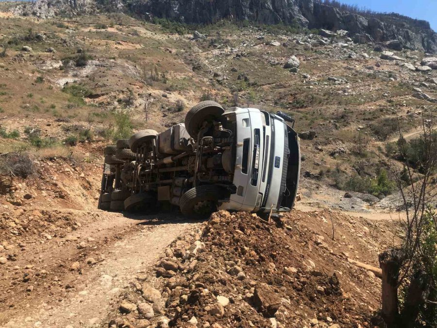 Devrilen Tomruk Yüklü Kamyondan Atlayarak Kurtuldu