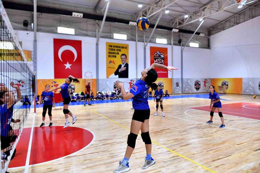 Mersin’de Voleybol Kursu Yaz Döneminde De Devam Ediyor