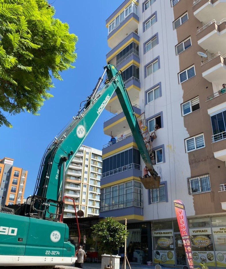 İskelenin Halatı Koptu, Bir İşçi Ölümle Burun Buruna Geldi