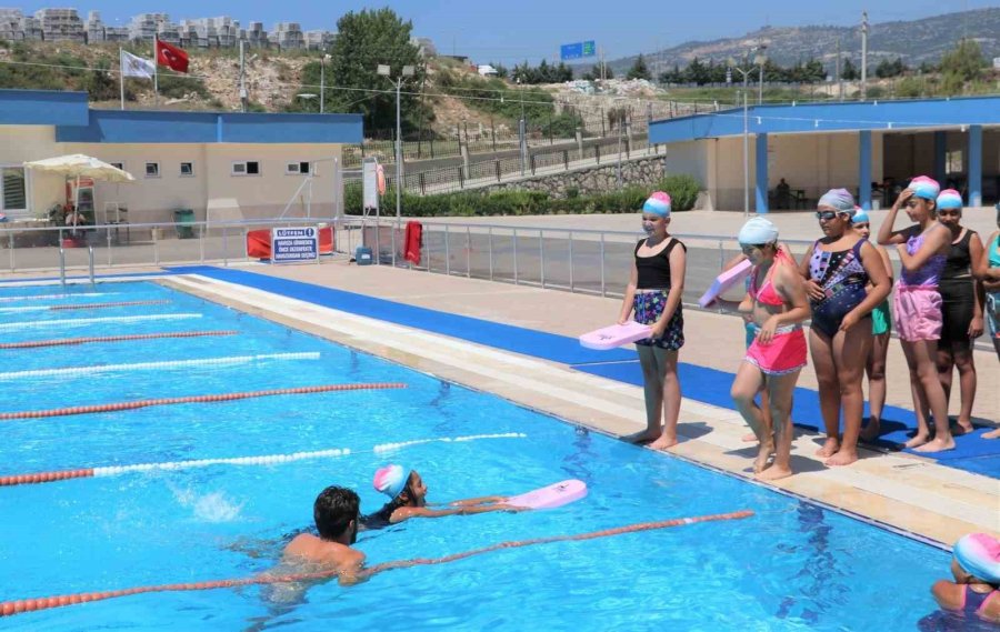 Yüzmeyi, Olimpik Yüzme Havuzunda Öğreniyorlar