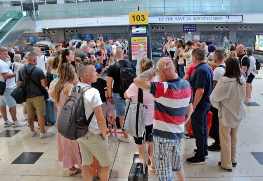 Antalya Havalimanı’nda Tarihi Yoğunluk