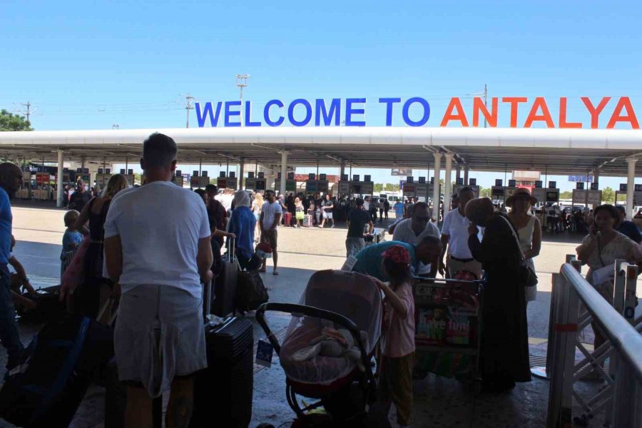 Antalya Havalimanı’nda Tarihi Yoğunluk