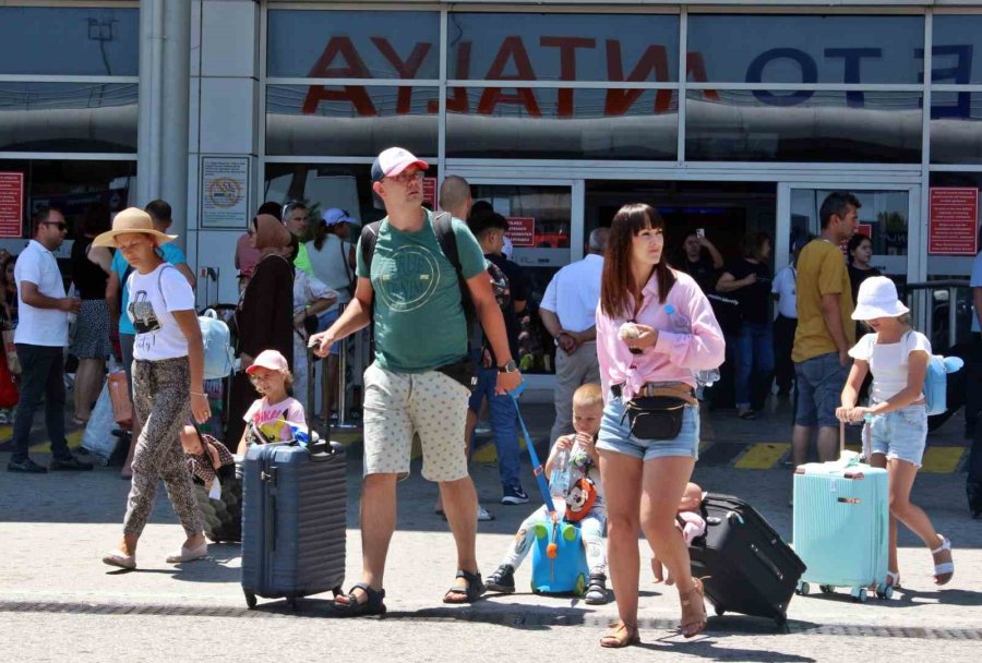 Antalya Havalimanı’nda Tarihi Yoğunluk