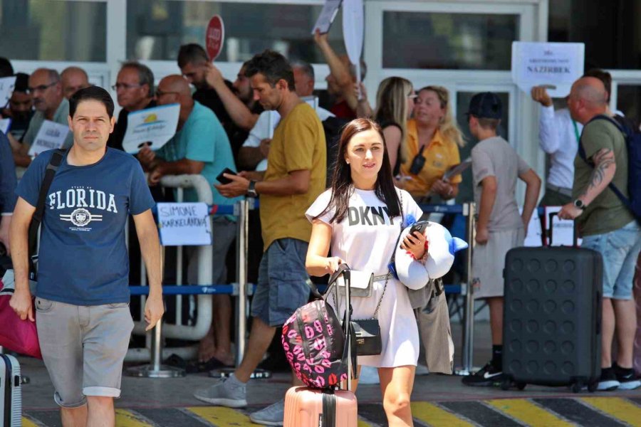 Antalya Havalimanı’nda Tarihi Yoğunluk