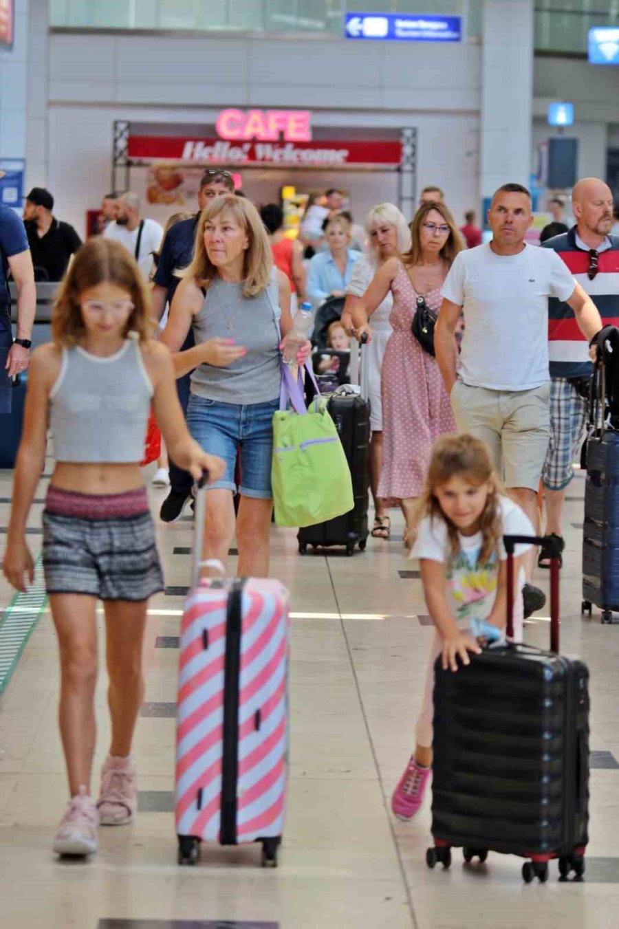 Antalya Havalimanı’nda Tarihi Yoğunluk