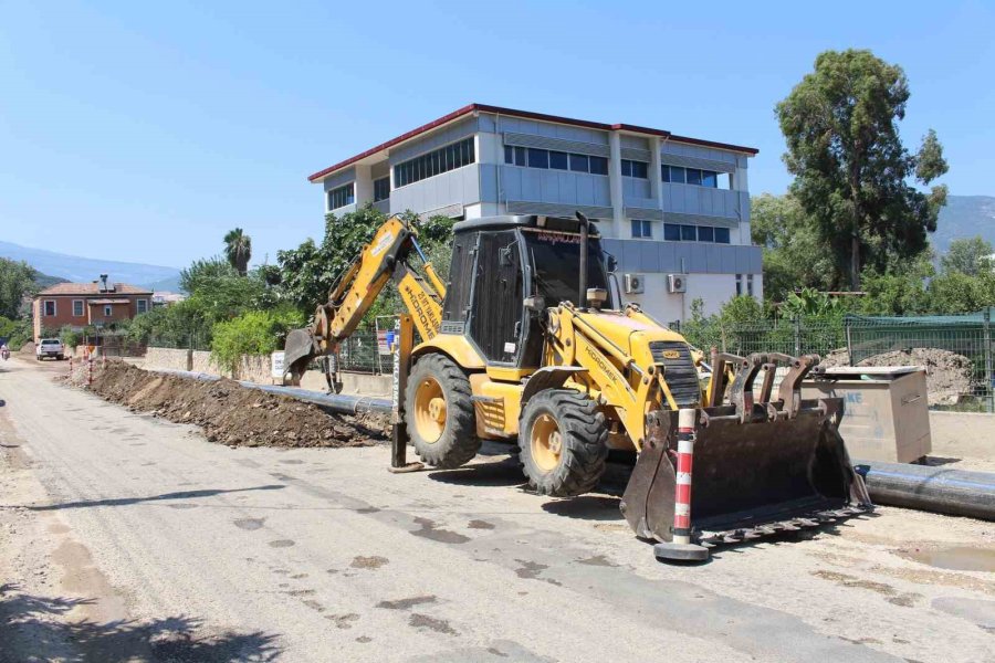 Finike’de, Eskiyen İçme Suyu Boru Hattı Yenileniyor