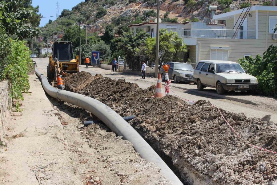 Finike’de, Eskiyen İçme Suyu Boru Hattı Yenileniyor