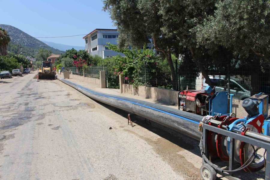 Finike’de, Eskiyen İçme Suyu Boru Hattı Yenileniyor