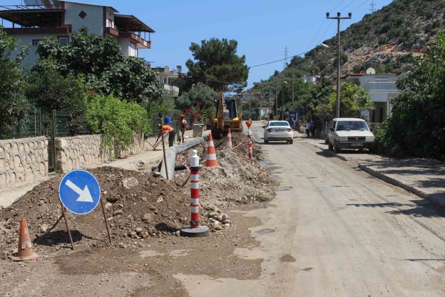 Finike’de, Eskiyen İçme Suyu Boru Hattı Yenileniyor