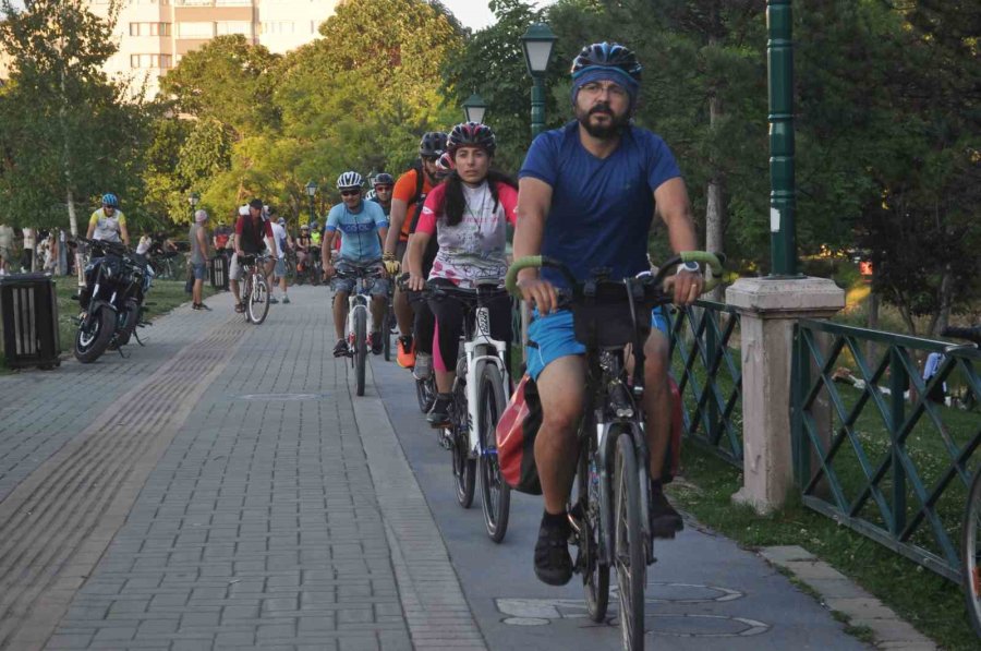 Otomobilin Çarpması Sonucu Hayatını Kaybeden Bisikletli İçin Eskişehir’de Eylem Yapıldı