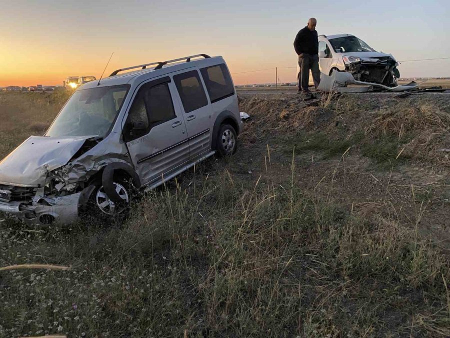 Konya’da Hafif Ticari Araçlar Çarpıştı: 3 Yaralı