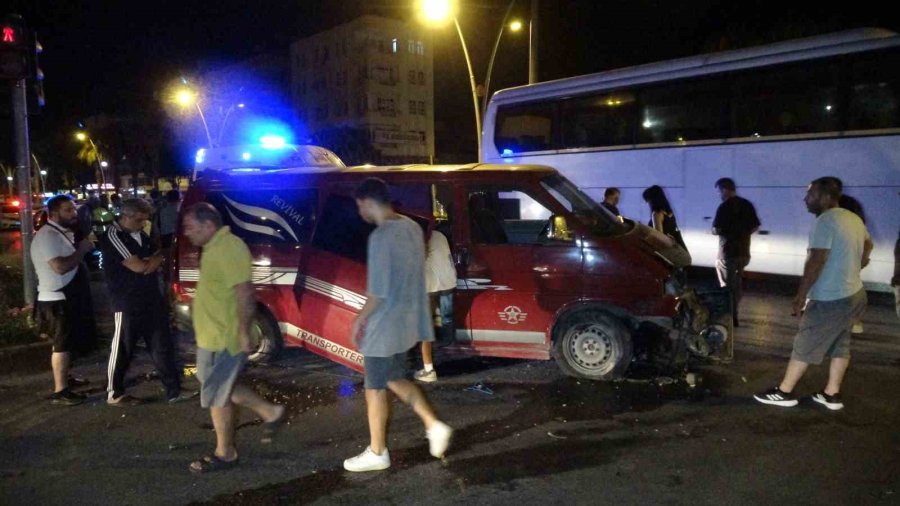 Antalya’da Feci Kaza: 3 Kişi Yaralandı