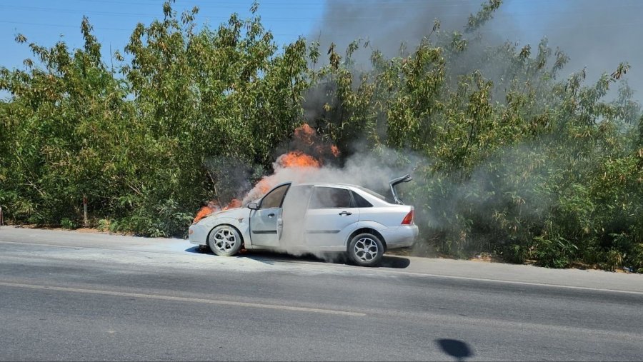 Yanan Otomobili Görüp Harekete Geçtiler, Omuzlarında Yangın Tüpleriyle Araçların Yol Vermesini Beklediler