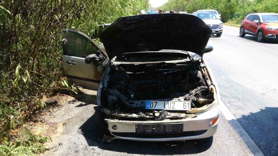 Yanan Otomobili Görüp Harekete Geçtiler, Omuzlarında Yangın Tüpleriyle Araçların Yol Vermesini Beklediler