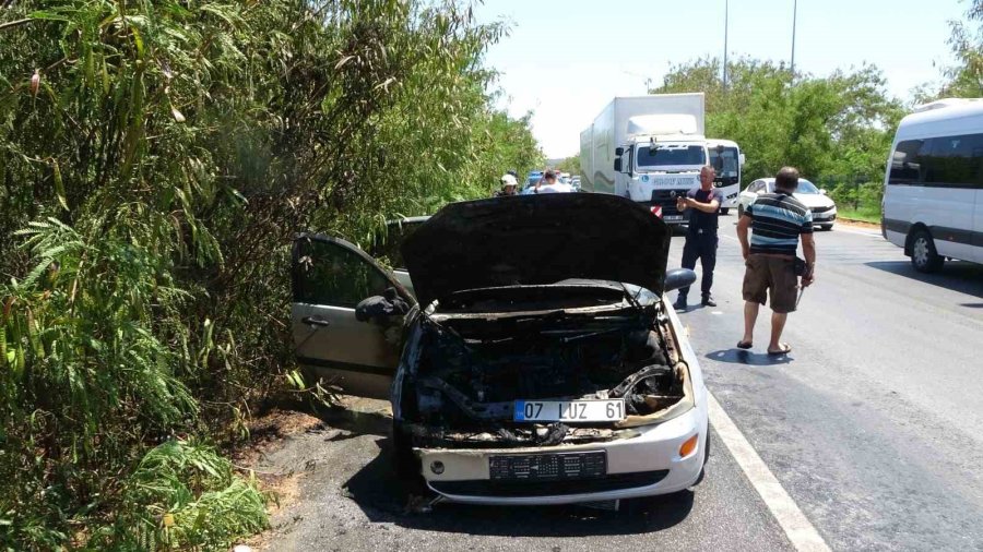 Yanan Otomobili Görüp Harekete Geçtiler, Omuzlarında Yangın Tüpleriyle Araçların Yol Vermesini Beklediler