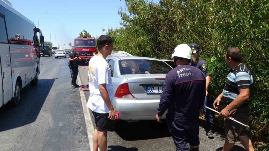 Yanan Otomobili Görüp Harekete Geçtiler, Omuzlarında Yangın Tüpleriyle Araçların Yol Vermesini Beklediler