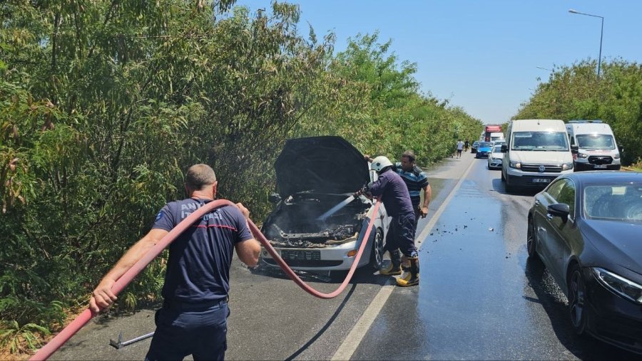 Yanan Otomobili Görüp Harekete Geçtiler, Omuzlarında Yangın Tüpleriyle Araçların Yol Vermesini Beklediler