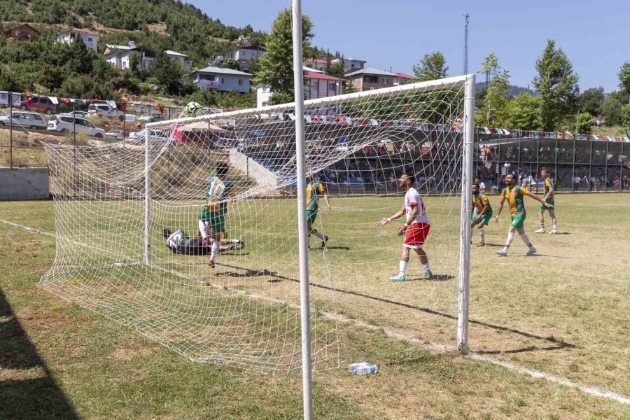 Mersin’de Geleneksek Fındıkpınarı Futbol Turnuvası Başladı