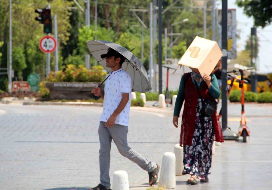 Termometreler 45 Dereceyi Gördü, Sahil Issızlaştı, Şemsiyesi Olmayan Kartonla Sokağa Çıktı