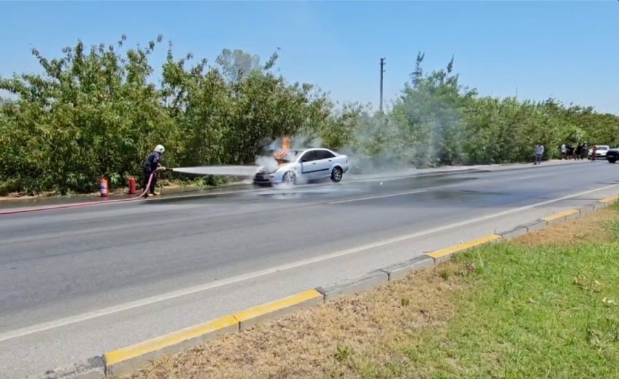 Yanan Otomobili Görüp Harekete Geçtiler, Omuzlarında Yangın Tüpleriyle Araçların Yol Vermesini Beklediler