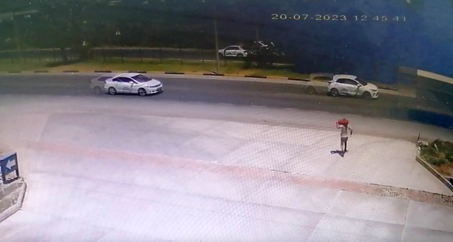 Yanan Otomobili Görüp Harekete Geçtiler, Omuzlarında Yangın Tüpleriyle Araçların Yol Vermesini Beklediler