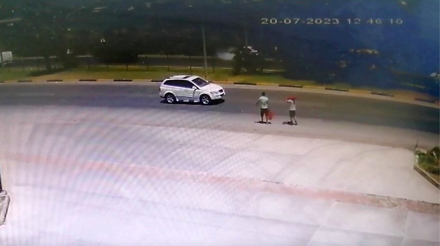 Yanan Otomobili Görüp Harekete Geçtiler, Omuzlarında Yangın Tüpleriyle Araçların Yol Vermesini Beklediler