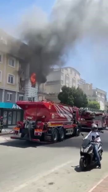 Antalya’da Yangında Balkonda Mahsur Kalan Kadını İtfaiye Kurtardı