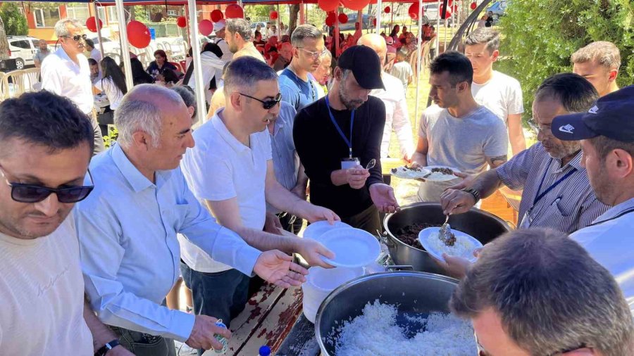 Yetiştirme Yurdu Arkadaşları Yıllar Sonda 14’üncü Pilav Günü’nde Bir Araya Geldi