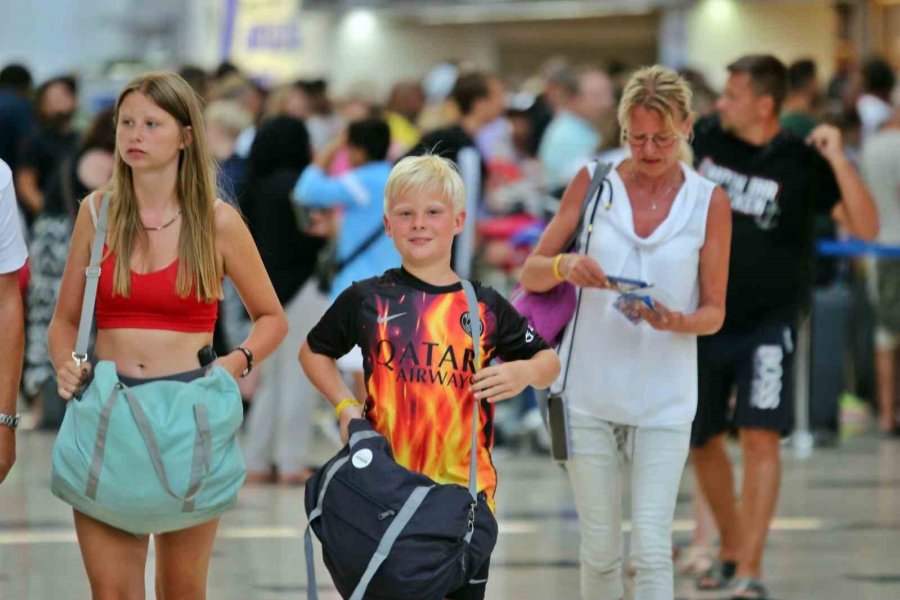 Antalya’da Tüm Zamanların Yolcu Rekoru Kırıldı