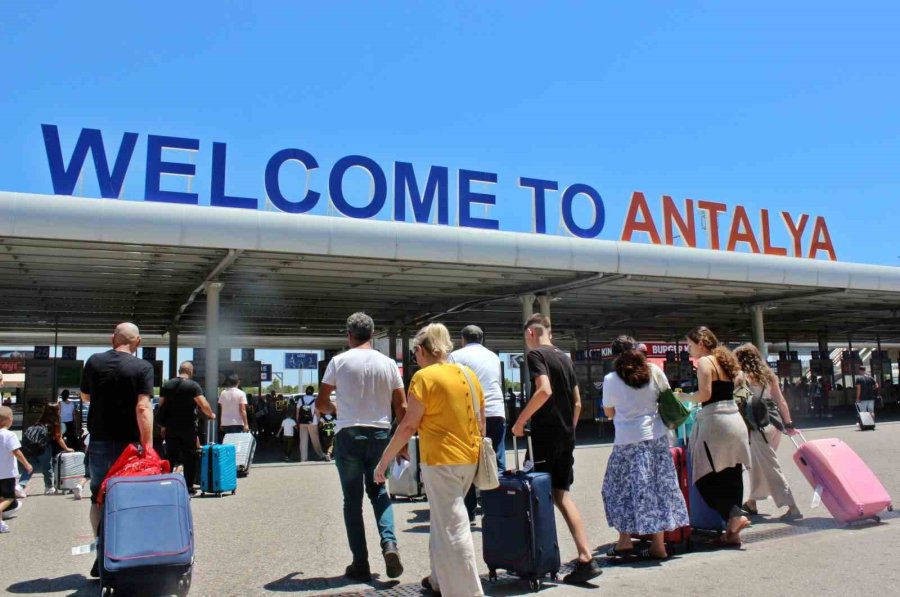 Antalya’da Tüm Zamanların Yolcu Rekoru Kırıldı