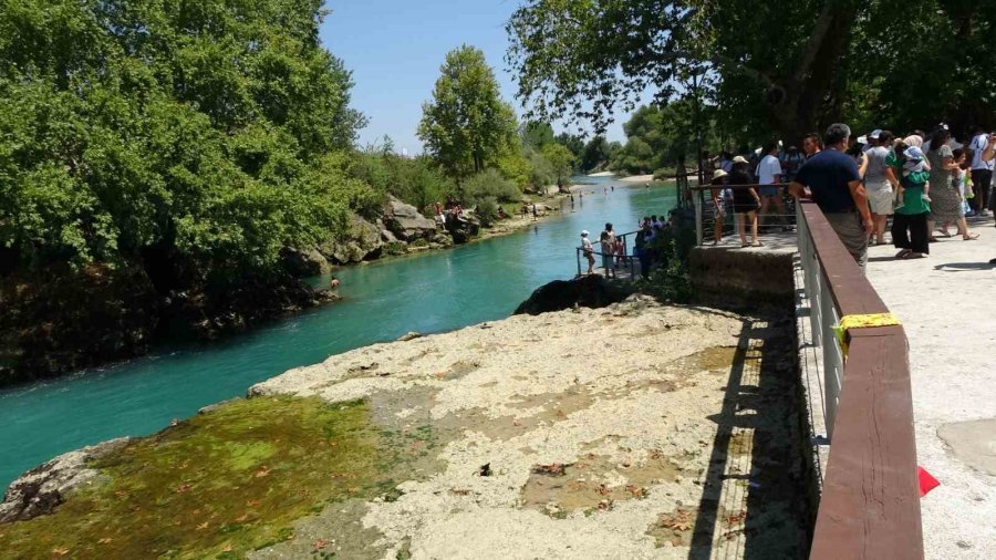 Yasak Dinlemeyip Tehlikeyi Göze Alarak Manavgat Irmağı’na Girdiler