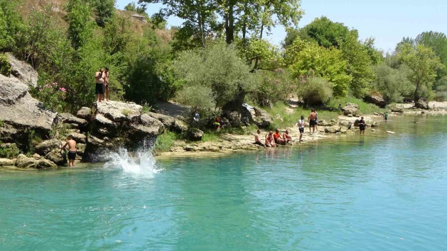 Yasak Dinlemeyip Tehlikeyi Göze Alarak Manavgat Irmağı’na Girdiler