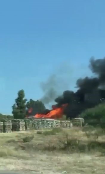 Depo Alev Topuna Döndü, Çıkan Dumanlar Gökyüzünü Kapladı