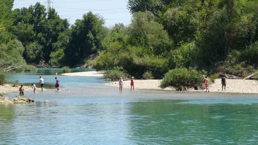 Yasak Dinlemeyip Tehlikeyi Göze Alarak Manavgat Irmağı’na Girdiler